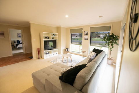 The Tinnock Entertainer Large & Comfy + Wifi - Accommodation ACT 1