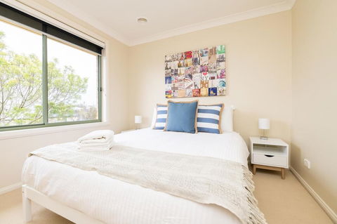 The Tinnock Entertainer Large & Comfy + Wifi - Accommodation ACT 2