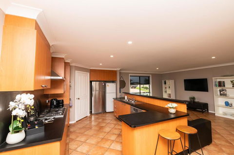 The Tinnock Entertainer Large & Comfy + Wifi - Accommodation ACT 3