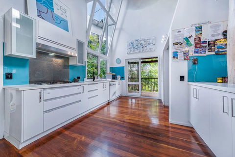 The Treehouse - Accommodation ACT 2