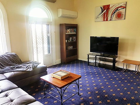 The Wharf Hotel - Accommodation ACT 2