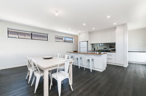 Thunder Point - Accommodation ACT 3