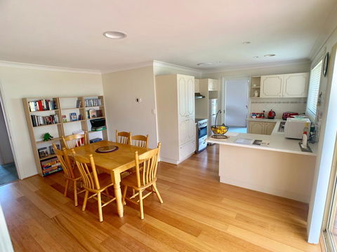 Tidy Home In A Leafy Suburb, Great Location - Accommodation ACT 2