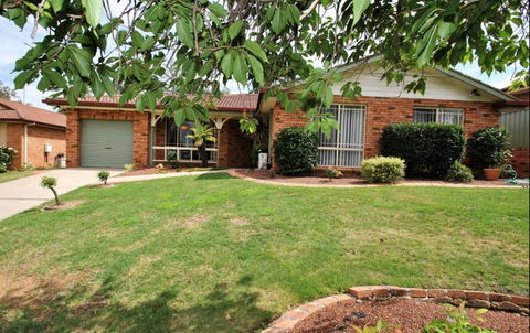 Tidy Home In A Leafy Suburb, Great Location - Accommodation ACT 0