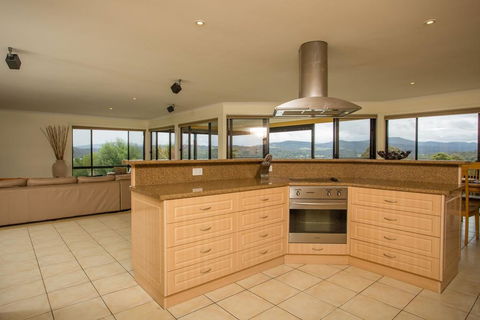Top Views On Lakewood - Accommodation ACT 1