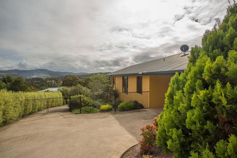 Top Views On Lakewood - Accommodation ACT 2