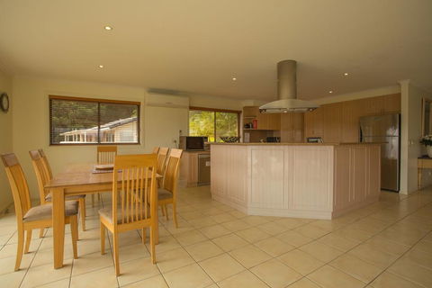 Top Views On Lakewood - Accommodation ACT 3