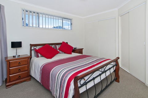 TOPVIEWS - 15Second Av BH - Accommodation ACT 3