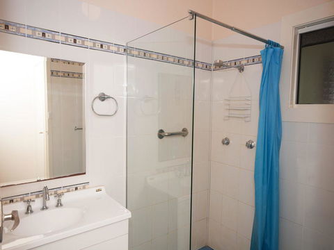 Traditional Three Bedroom Home With Water Views - Accommodation ACT 2