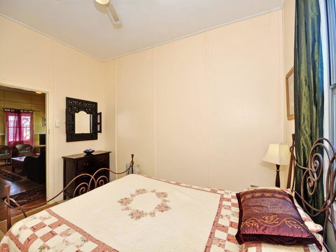 Traditional Three Bedroom Home With Water Views - Accommodation ACT 3