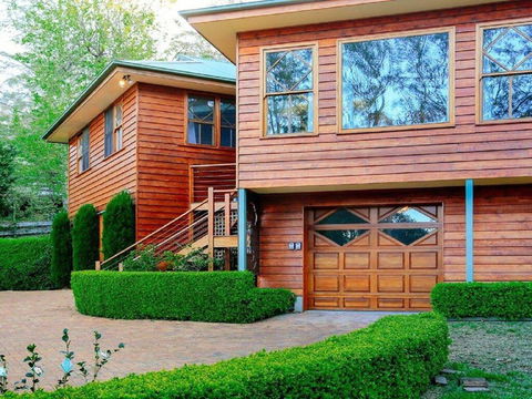 Treetops - Elegant, Inviting, Designer, Cedar Home - Accommodation ACT 2