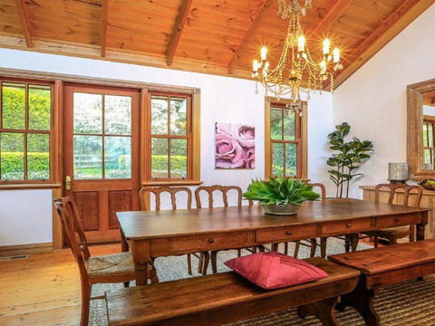 Treetops - Elegant, Inviting, Designer, Cedar Home - Accommodation ACT 3