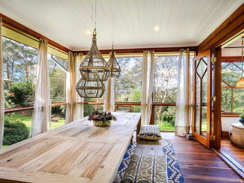 Treetops - Elegant, Inviting, Designer, Cedar Home - Accommodation ACT 1