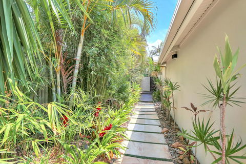 Tropical Oasis - Accommodation ACT 2