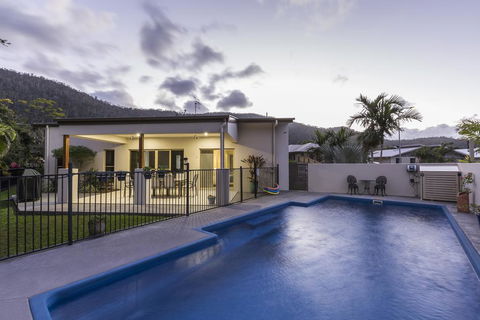 Tropical Private Holiday House With Pool - Accommodation ACT 1
