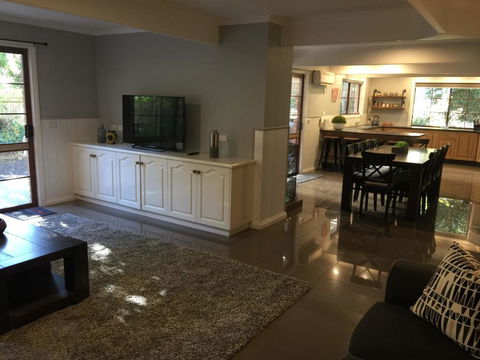Tudor House - Large Family Home - Accommodation ACT 3