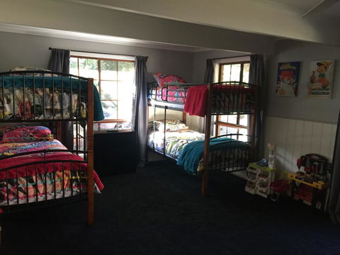 Tudor House - Large Family Home - Accommodation ACT 1