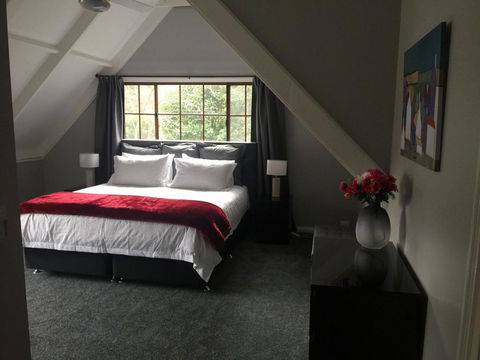 Tudor House - Large Family Home - Accommodation ACT 0