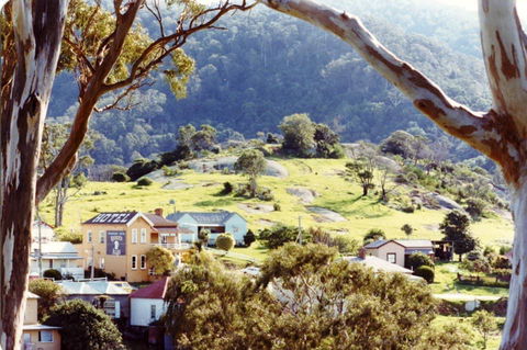 Two Story Bed And Breakfast - Accommodation ACT 2