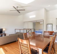 Unit 5 Rainbow Surf - Modern double storey townhouse with large shared pool close to beach and shop - Accommodation ACT