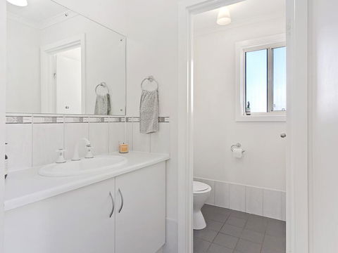 VALLEY VIEWS - 10 Valley Heights Drive - Accommodation ACT 1