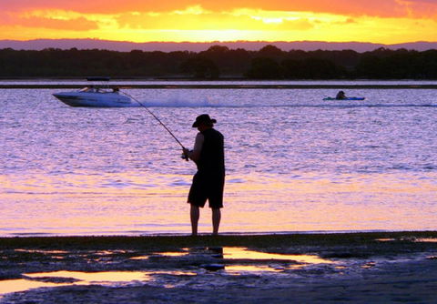 VIEWS VIEWS VIEWS! Front Top Floor Waterfront Unit - Chnook Apartments South Esp, Bongaree - Accommodation ACT 1
