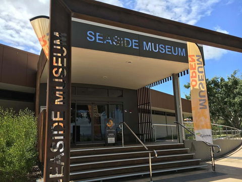 VIEWS VIEWS VIEWS! Front Top Floor Waterfront Unit - Chnook Apartments South Esp, Bongaree - Accommodation ACT 3