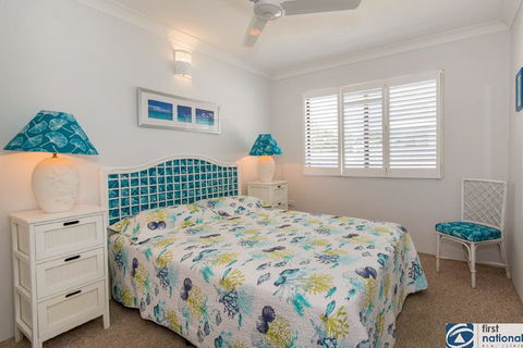 VIEWS VIEWS VIEWS! Front Top Floor Waterfront Unit - Chnook Apartments South Esp, Bongaree - Accommodation ACT 2