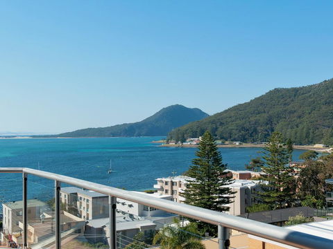 Views, Views & More Views, Sub-Penthouse In Shoal Bay - Accommodation ACT 1