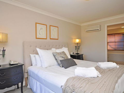 Villa 3br Beaujolais Luxe + Style Resort Condo Located Within Cypress Lakes Resort (nothing Is More Central) - Accommodation ACT 3