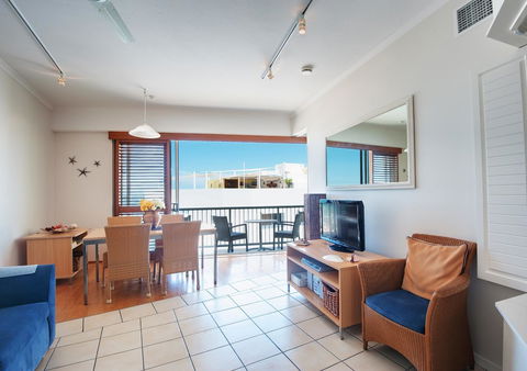 Rolling Surf Resort - Accommodation ACT 38