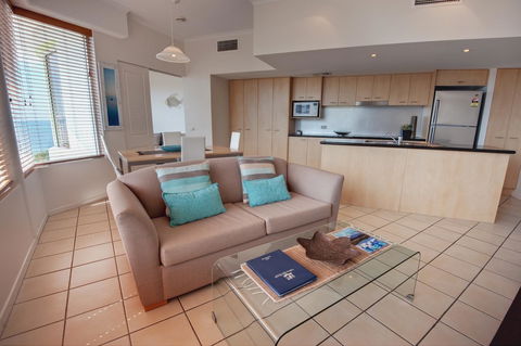 Rolling Surf Resort - Accommodation ACT 5