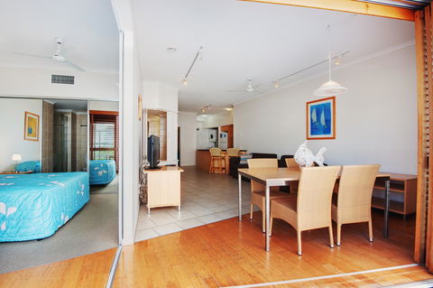 Rolling Surf Resort - Accommodation ACT 18