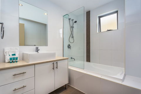 Redvue Holiday Apartments - Accommodation ACT 12