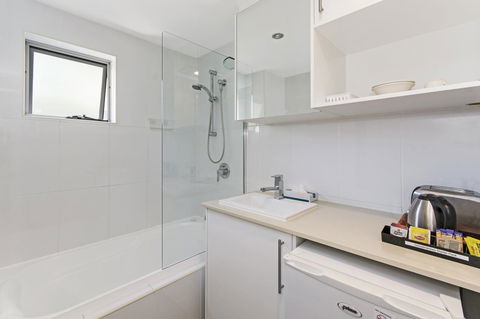 Redvue Holiday Apartments - Accommodation ACT 26