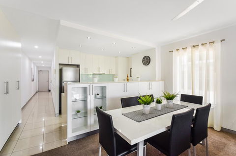 Redvue Holiday Apartments - Accommodation ACT 4