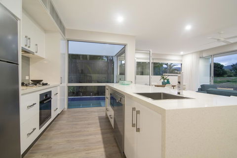 Pool Resort Port Douglas - Accommodation ACT 40