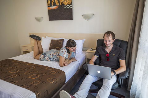 Emerald Maraboon Motor Inn - Accommodation ACT 35
