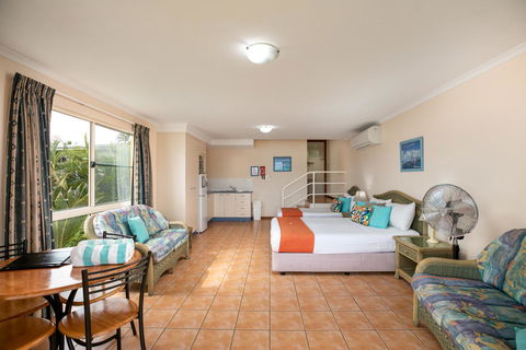 Sunlit Waters Studio Apartments - Accommodation ACT 42