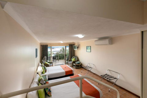 Sunlit Waters Studio Apartments - Accommodation ACT 24