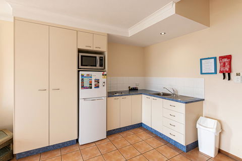 Sunlit Waters Studio Apartments - Accommodation ACT 40