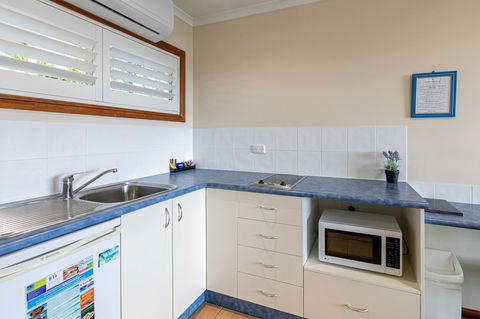 Sunlit Waters Studio Apartments - Accommodation ACT 12