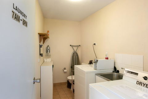 Sunlit Waters Studio Apartments - Accommodation ACT 9