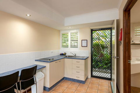 Sunlit Waters Studio Apartments - Accommodation ACT 27