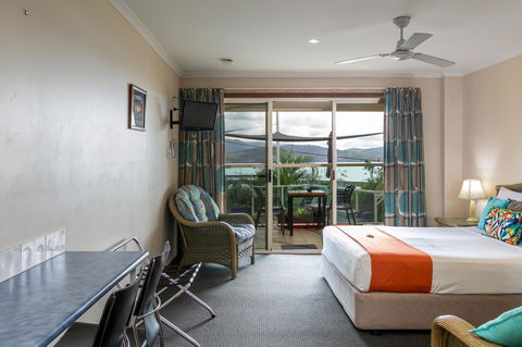 Sunlit Waters Studio Apartments - Accommodation ACT 10
