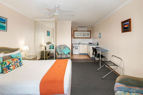 Sunlit Waters Studio Apartments - Accommodation ACT 14