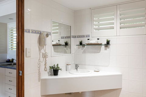 Sunlit Waters Studio Apartments - Accommodation ACT 26