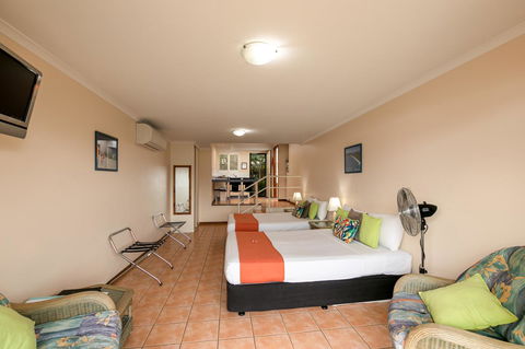 Sunlit Waters Studio Apartments - Accommodation ACT 30