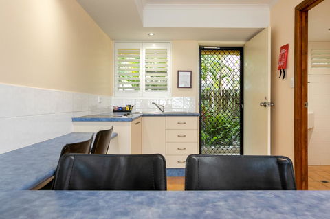 Sunlit Waters Studio Apartments - Accommodation ACT 28