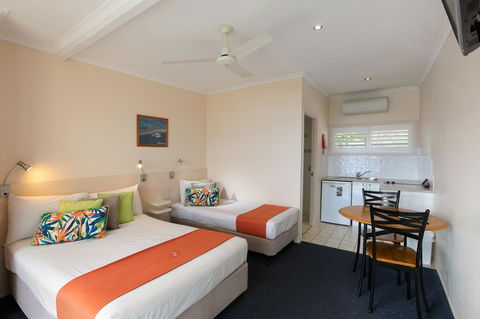Sunlit Waters Studio Apartments - Accommodation ACT 21